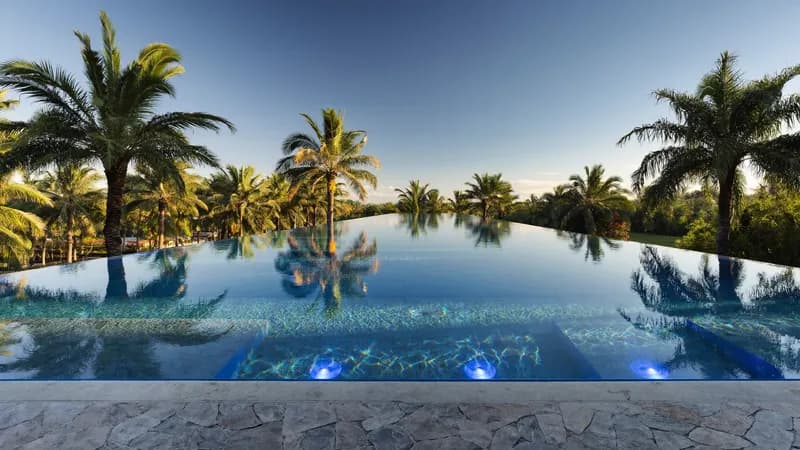 Swimming Pool & Deck